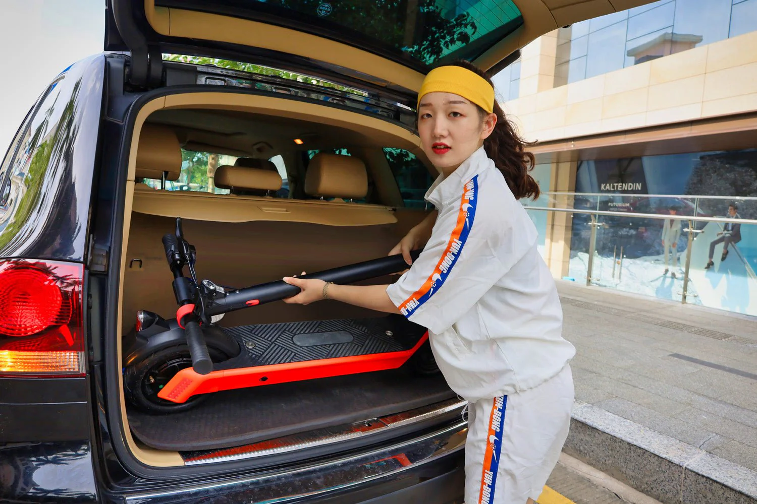 CRONY X9 Plus Folding E-scooter 500W 36V 15.6AH 35-65KM Range Disc Brakes Aluminum Alloy Frame LCD Display LED Headlamp Easy Folding - Image 11